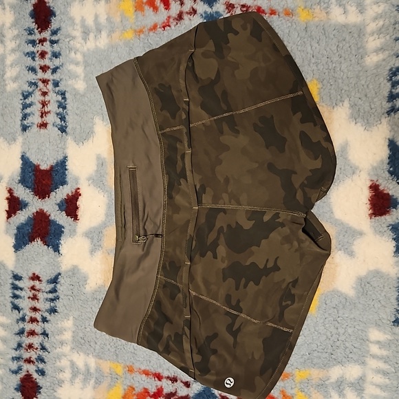 OG green camo Lululemon Speed Shorts size 6 - Picture 2 of 3